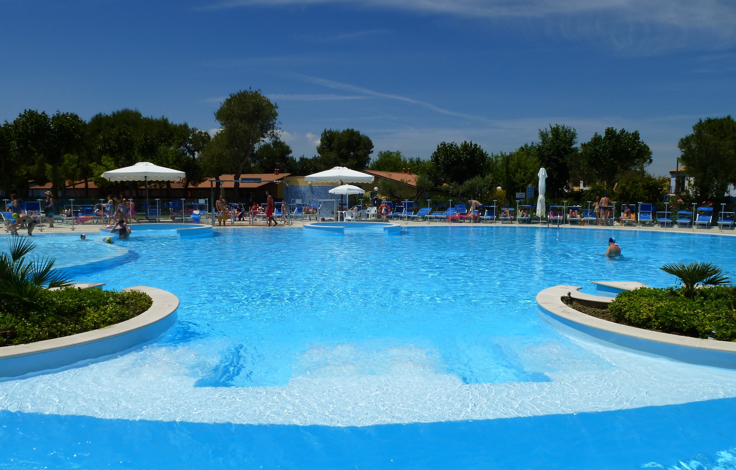 PISCINA CON 26 POSTAZIONI IDROMASSAGGIO